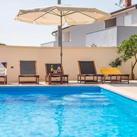 Ferienvilla Mit Pool In *