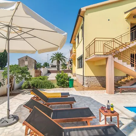 Ferienvilla Mit Pool In Ferienhaus